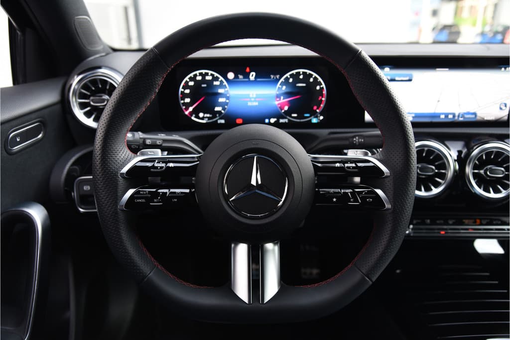 Mercedes-Benz A-Klasse 180 AMG Line thumbnail 8