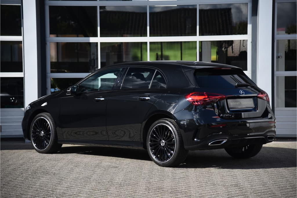 Mercedes-Benz A-Klasse 250 e AMG Line thumbnail 3