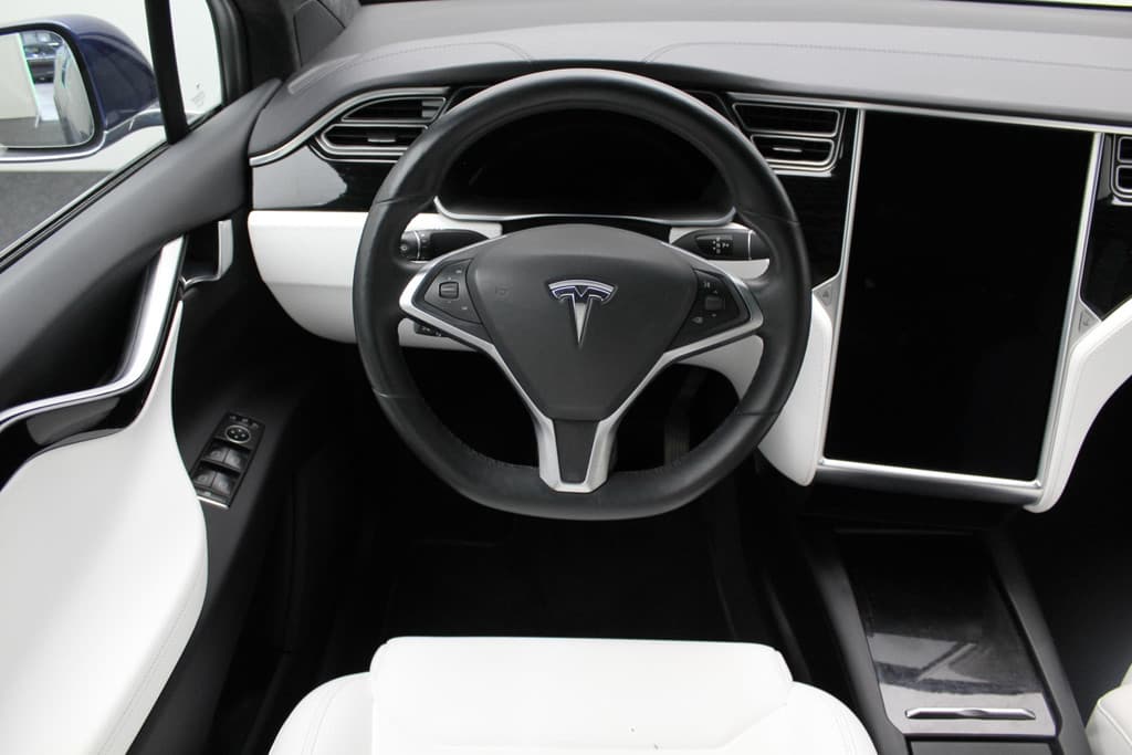 Tesla Model X 90D Base thumbnail 2