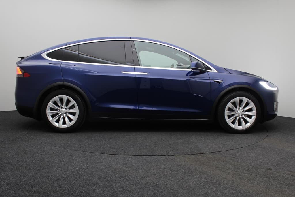 Tesla Model X 90D Base thumbnail 11