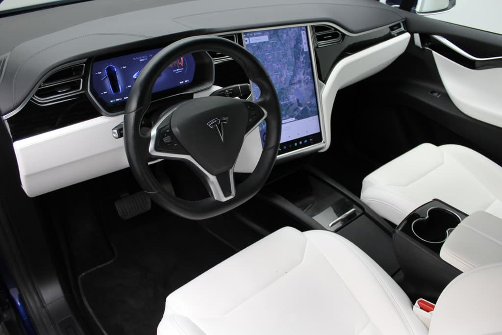Tesla Model X 90D Base thumbnail 12