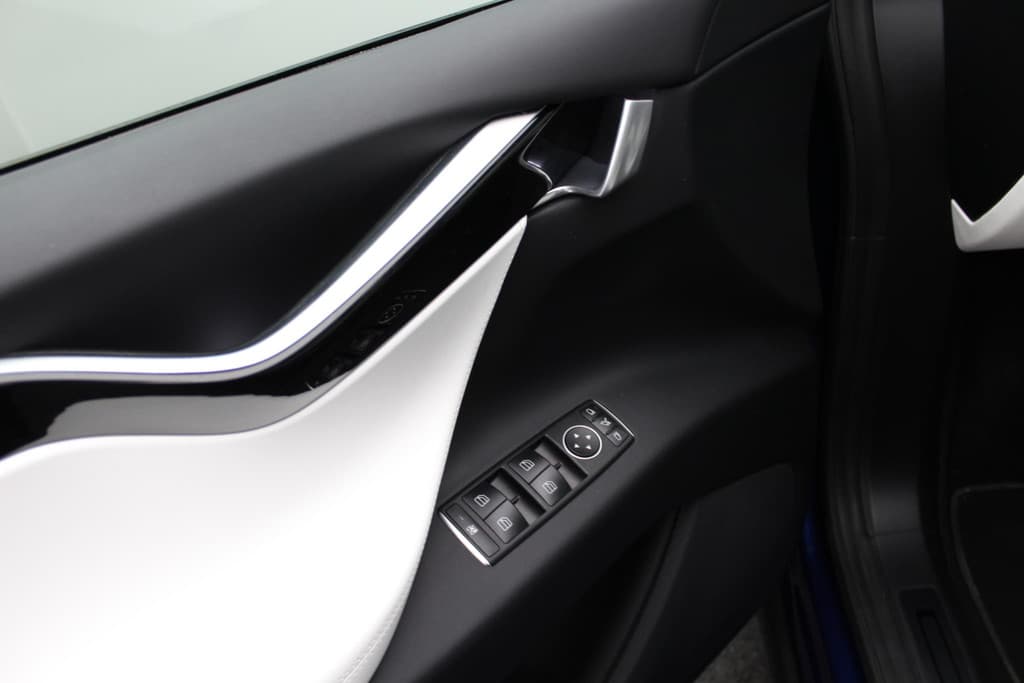 Tesla Model X 90D Base thumbnail 19