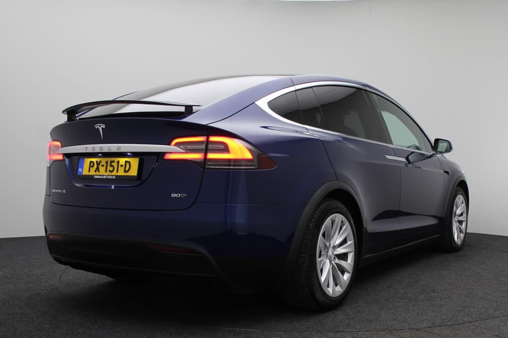 Tesla Model X 90D Base thumbnail 3