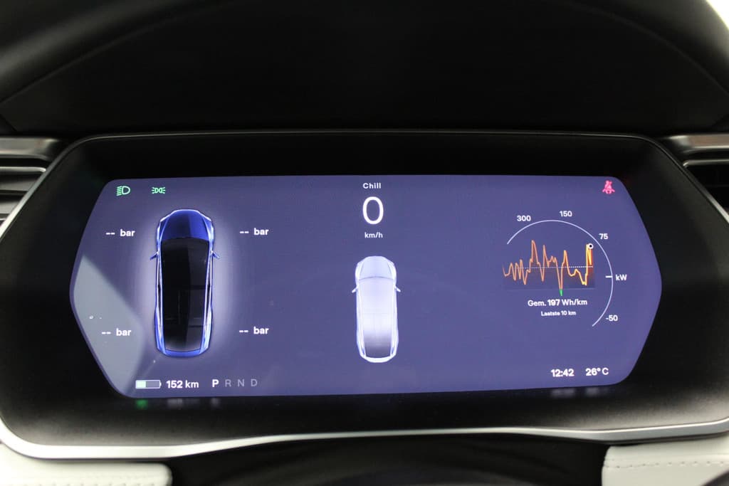 Tesla Model X 90D Base thumbnail 23