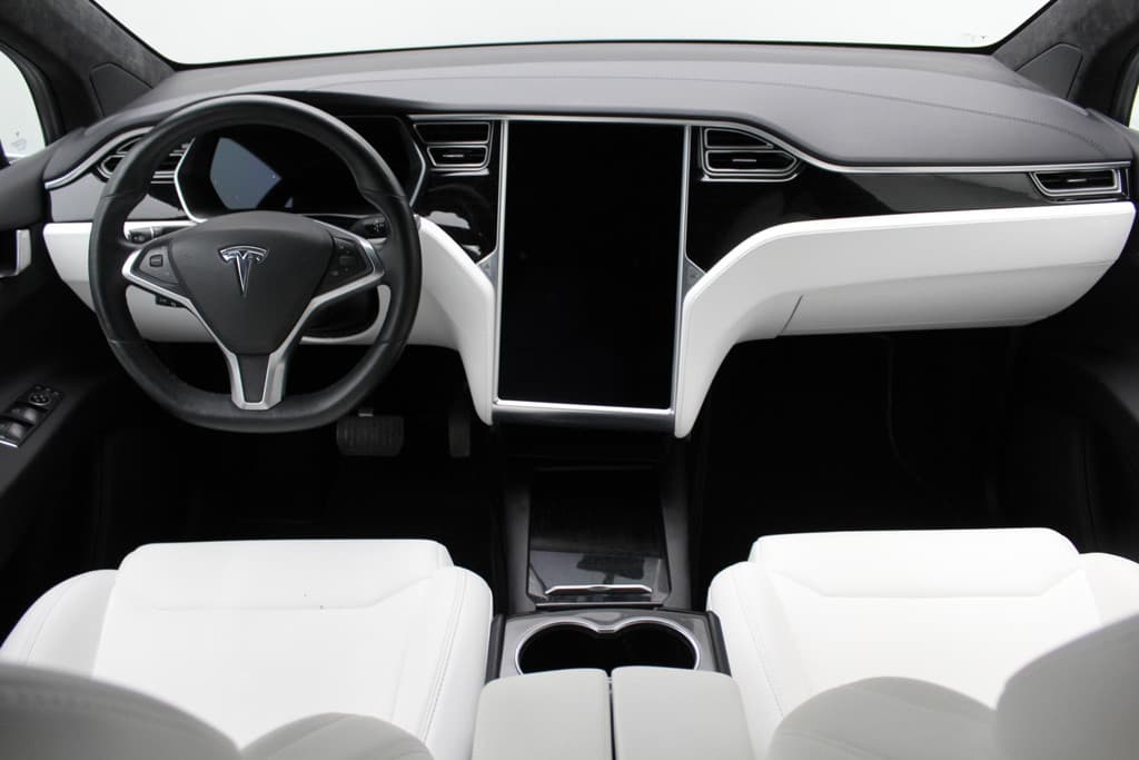 Tesla Model X 90D Base thumbnail 4