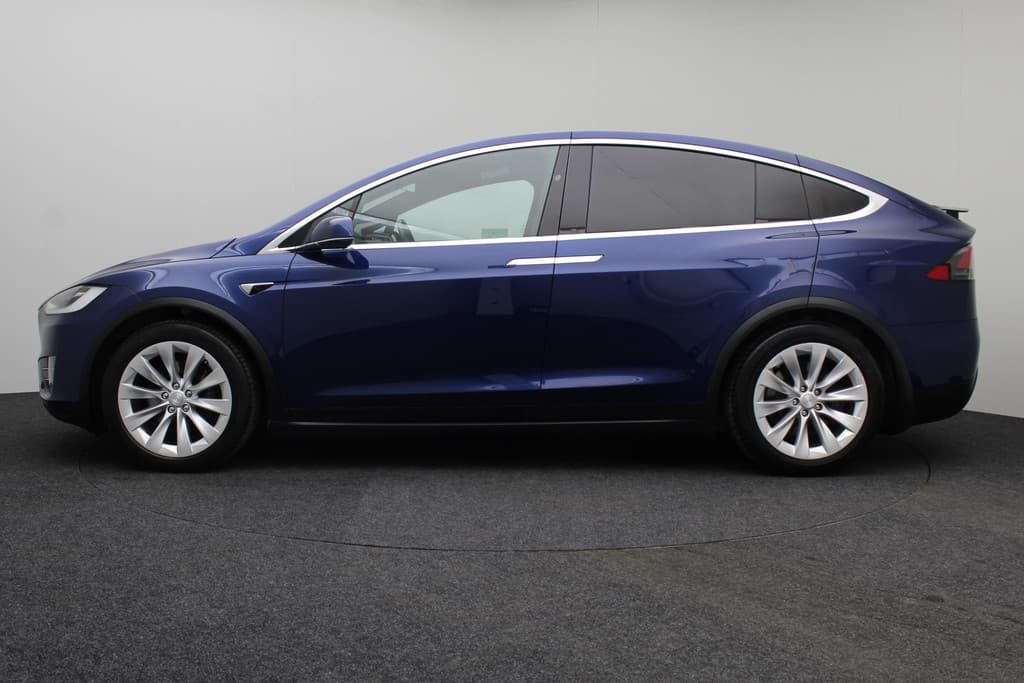Tesla Model X 90D Base thumbnail 5