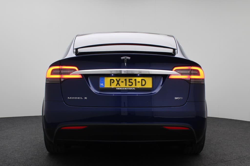 Tesla Model X 90D Base thumbnail 9