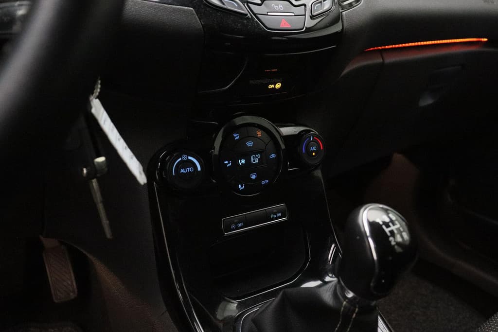 Ford Fiesta 1.0 EcoBoost Titanium thumbnail 24