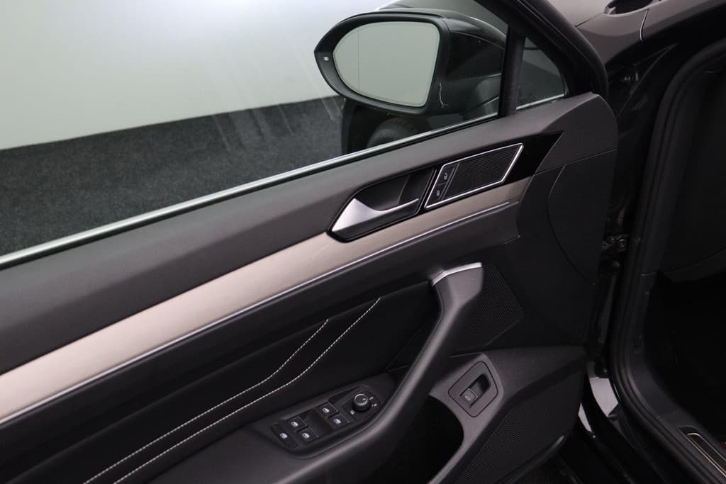 Volkswagen Passat 2.0 TSI R-Line Business + thumbnail 22