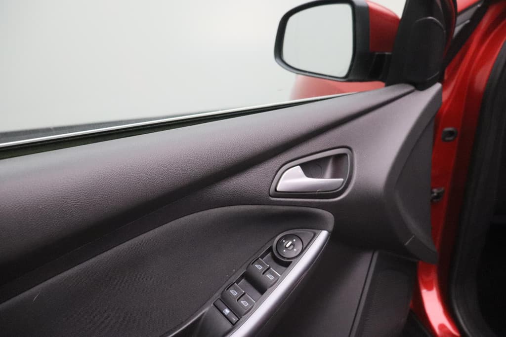 Ford Focus 1.0 EcoBoost Lease Titanium thumbnail 24