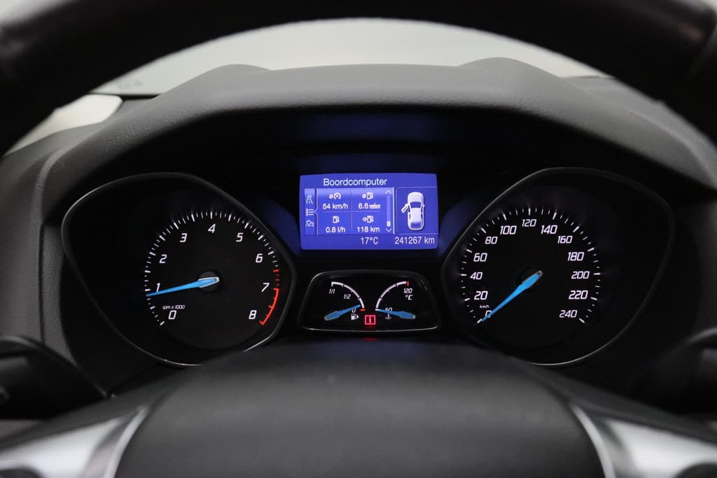 Ford Focus 1.0 EcoBoost Lease Titanium thumbnail 25