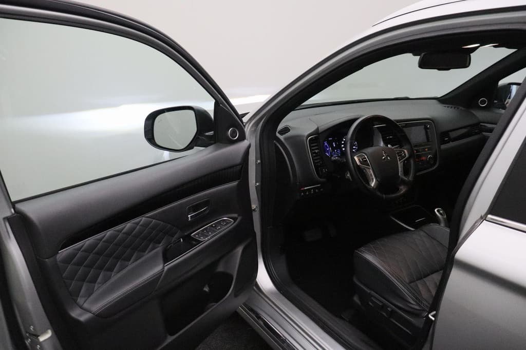 Mitsubishi Outlander 2.4 PHEV S-Edition thumbnail 5