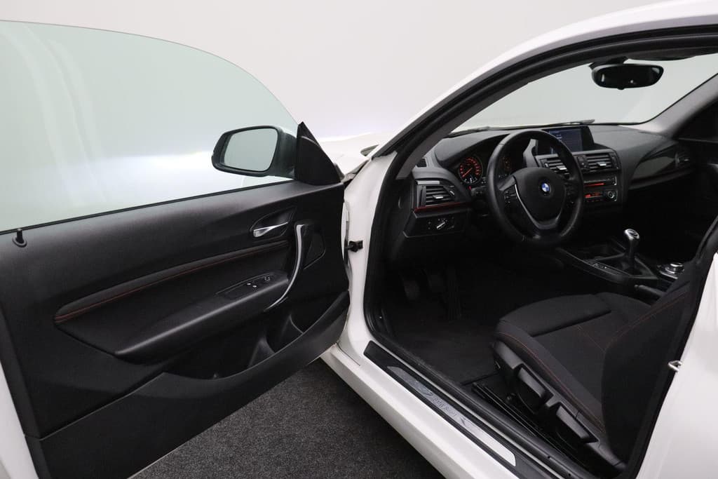 BMW 1-serie 114i EDE Executive thumbnail 2