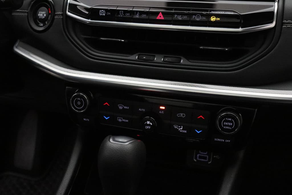 Jeep Compass 4xe 240 Plug-in Hybrid Electric S thumbnail 26