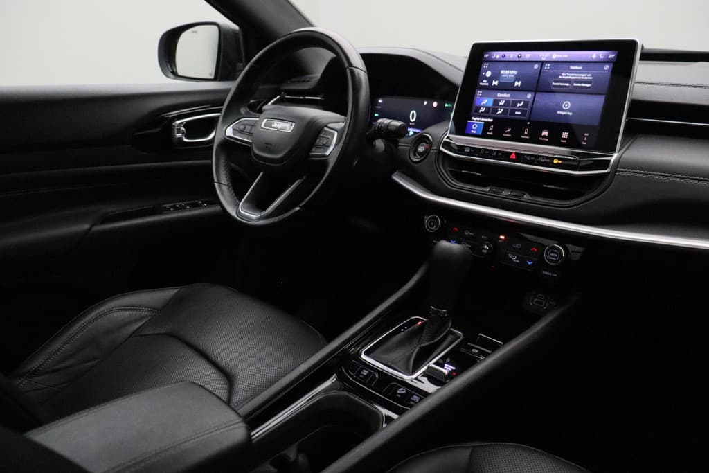 Jeep Compass 4xe 240 Plug-in Hybrid Electric S thumbnail 6