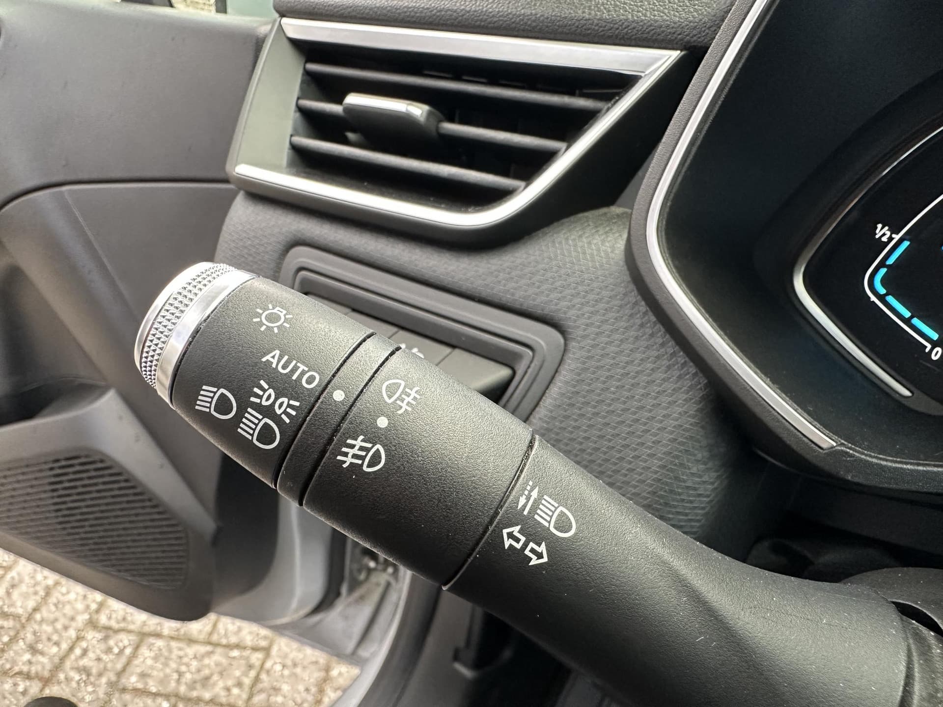 Renault Clio 1.6 E-Tech Hybrid 140 Business Zen thumbnail 25