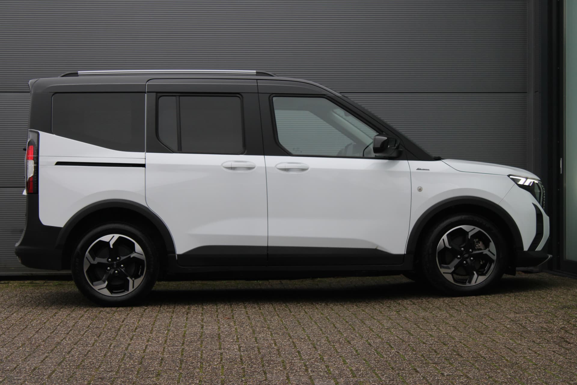 Ford Tourneo Courier Active BEV 43kWh 5P thumbnail 2