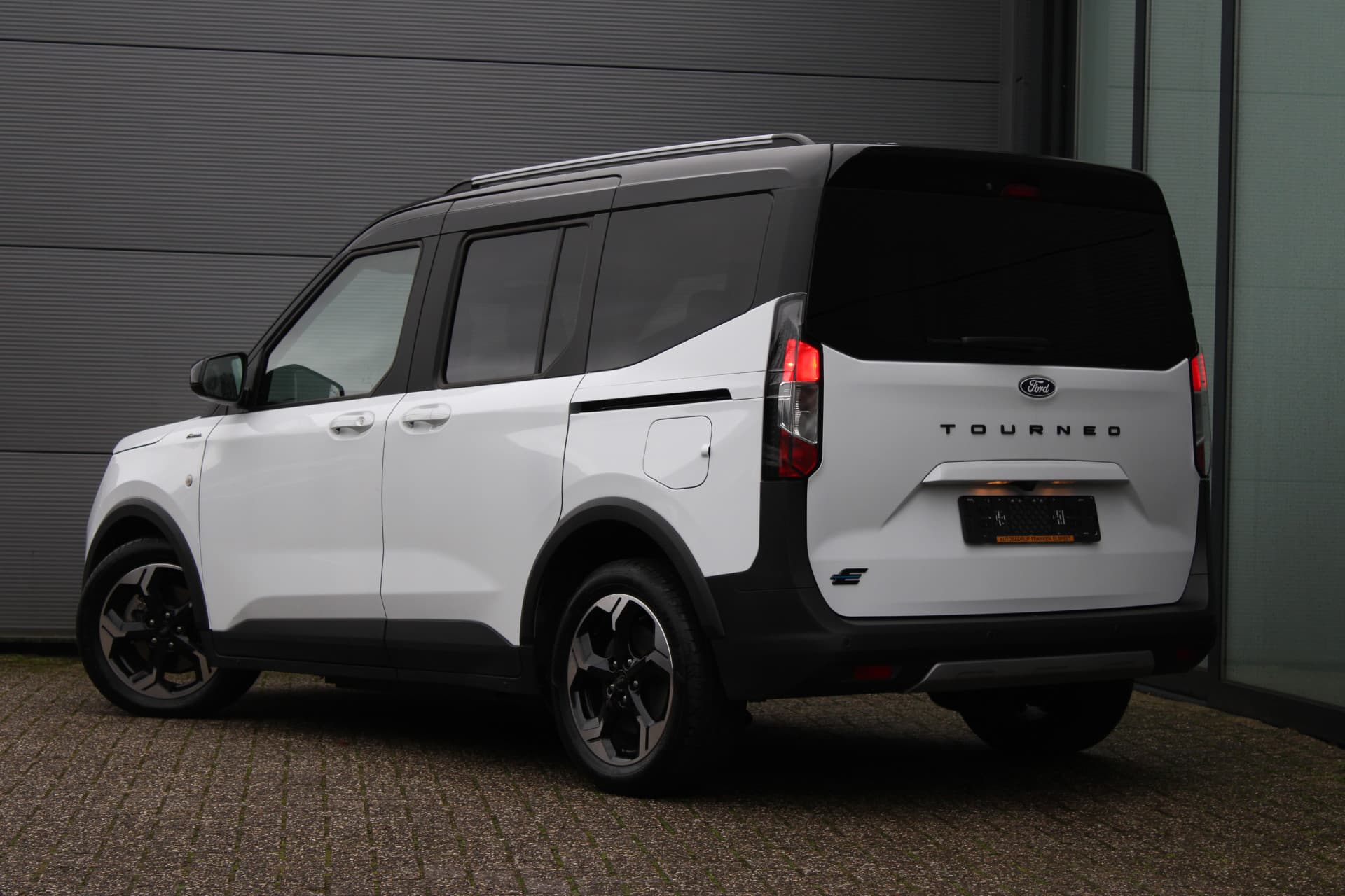 Ford Tourneo Courier Active BEV 43kWh 5P thumbnail 3