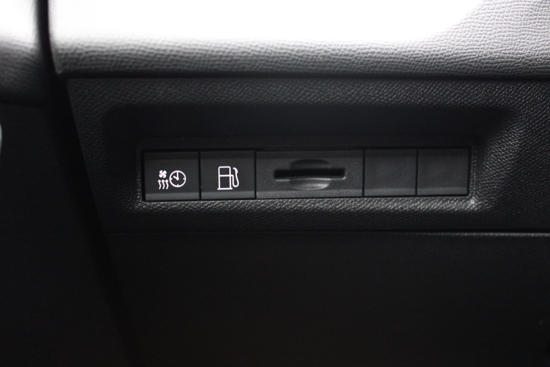 Peugeot 308 1.6 Plug-in Hybrid 225 GT thumbnail 24