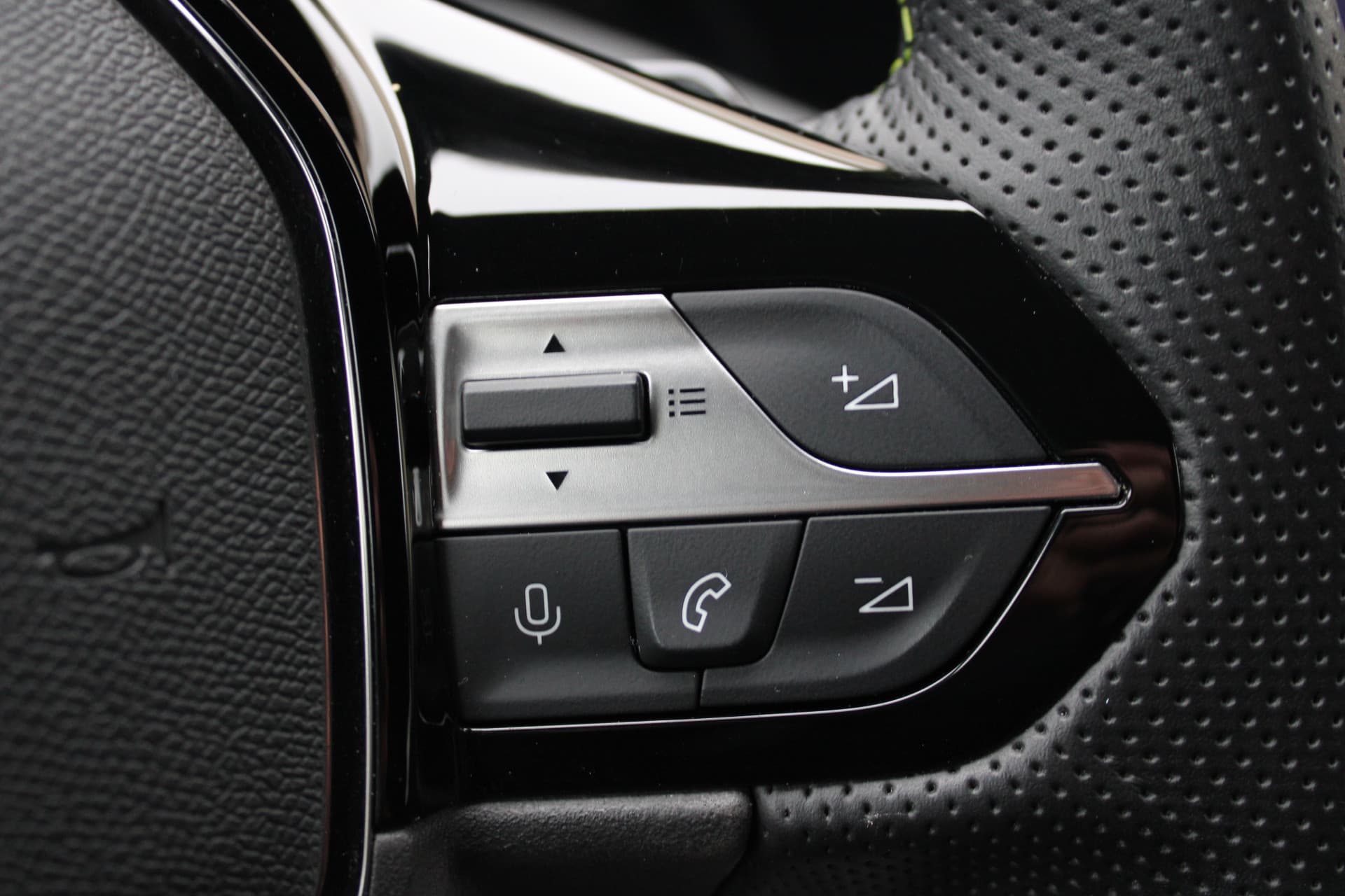 Peugeot 308 1.6 Plug-in Hybrid 225 GT thumbnail 11