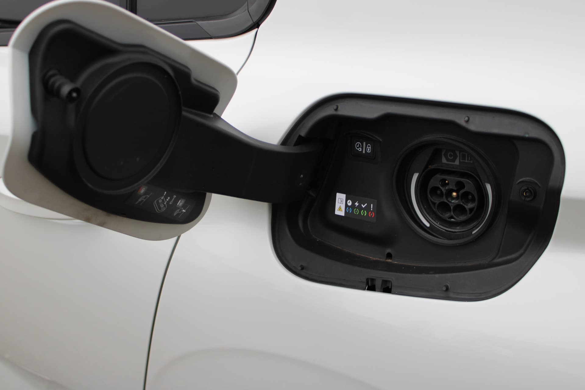 Peugeot 308 1.6 Plug-in Hybrid 225 GT thumbnail 23