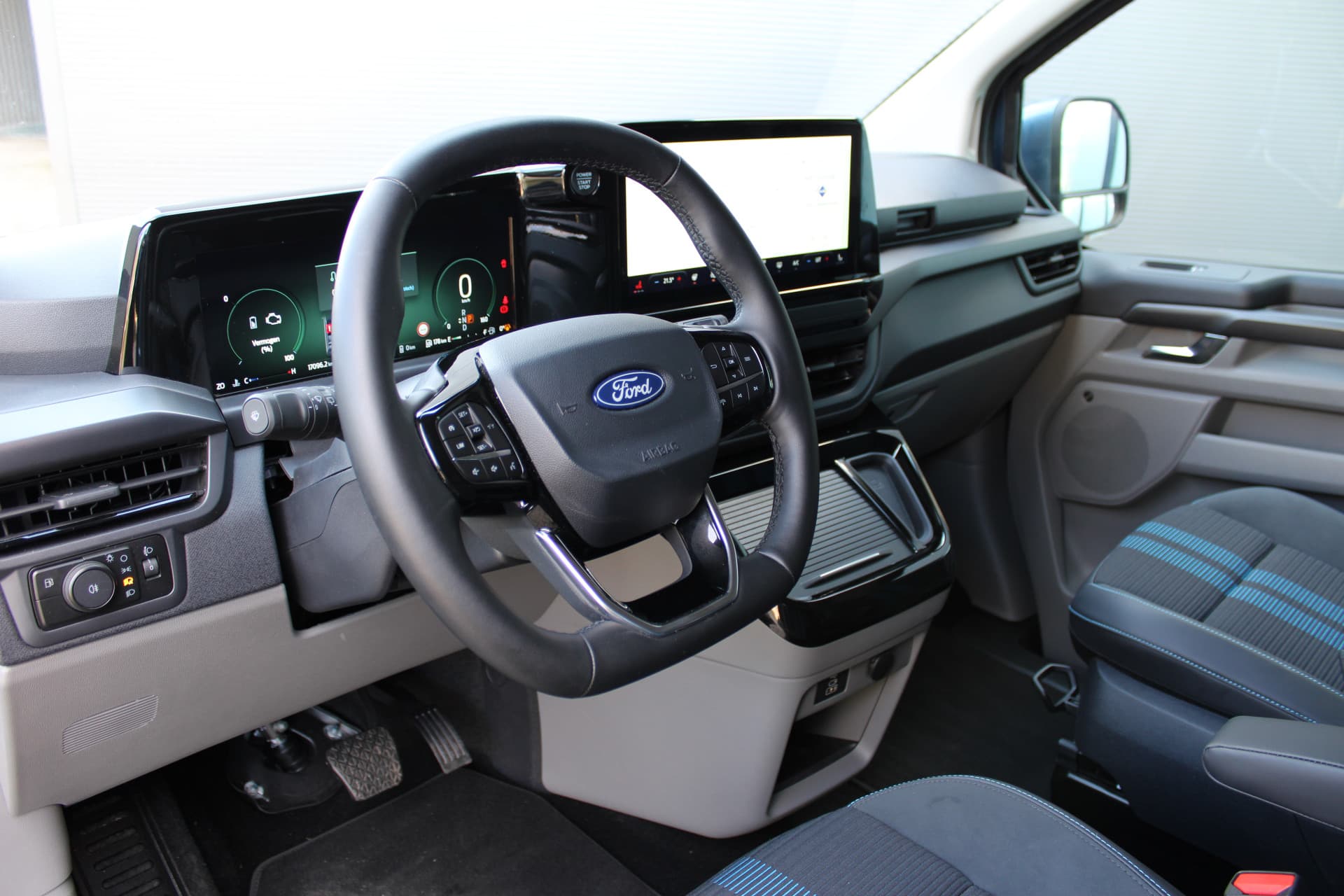 Ford Tourneo Custom PHEV L1H1 Sport thumbnail 4