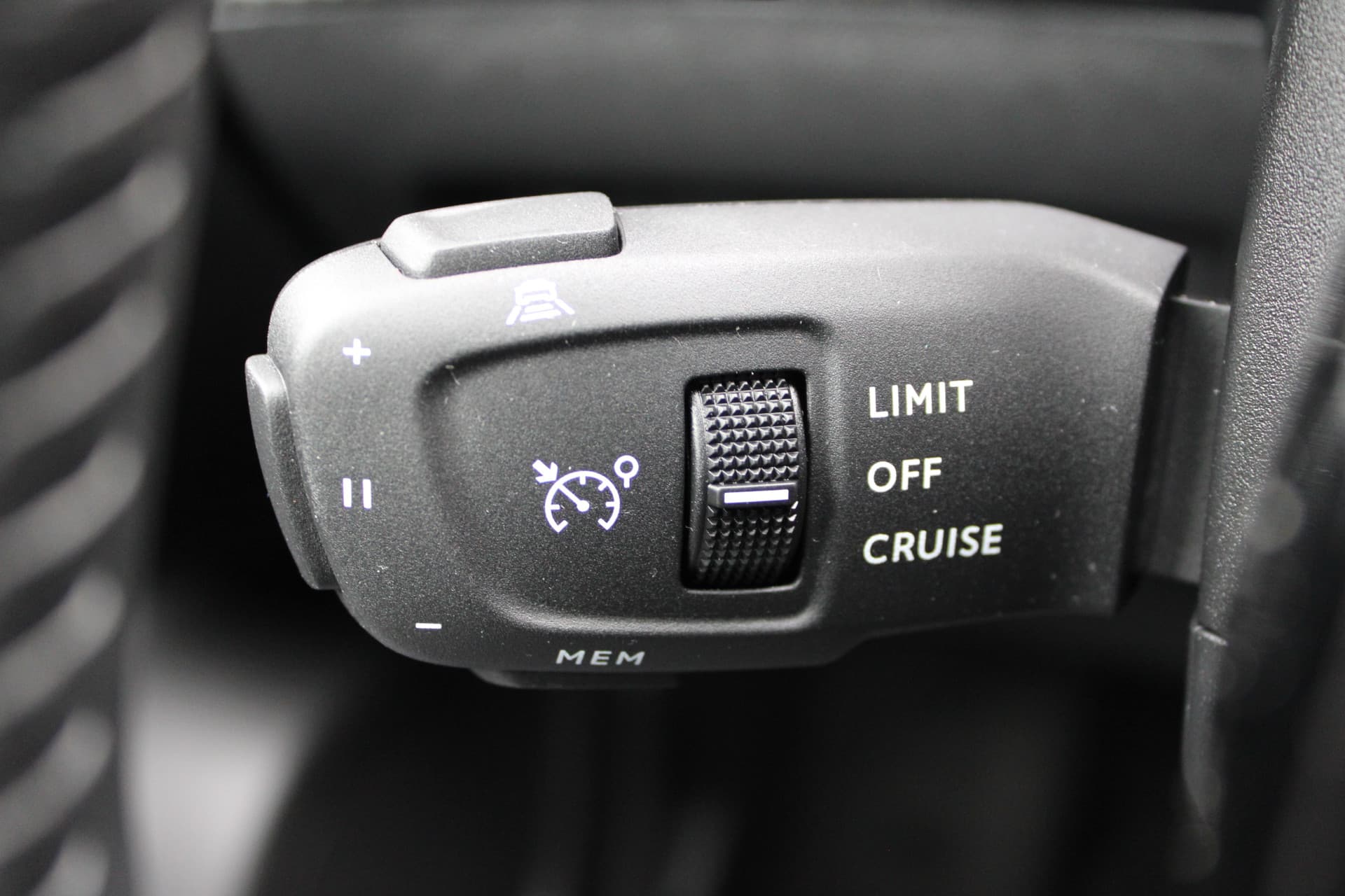 Peugeot 2008 1.2T Allure Pack thumbnail 16