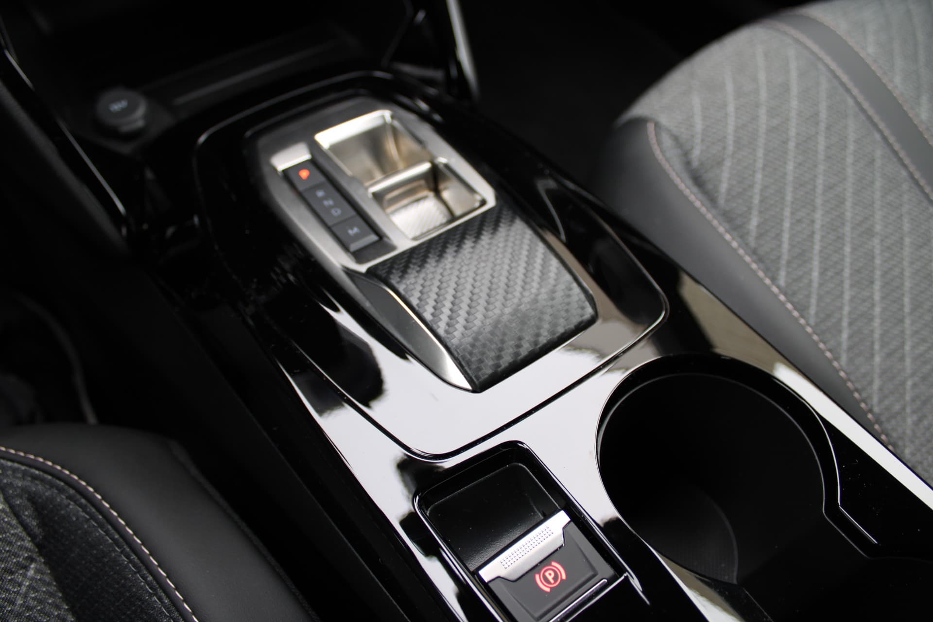 Peugeot 2008 1.2T Allure Pack thumbnail 24