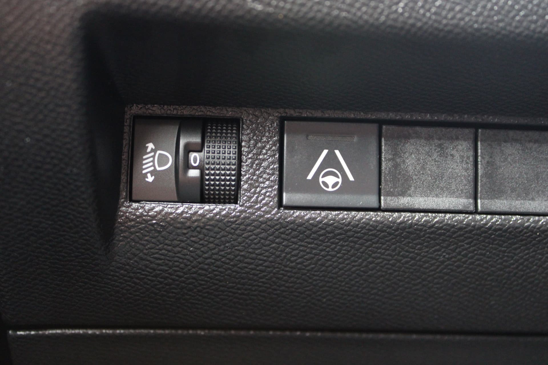 Peugeot 2008 1.2T Allure Pack thumbnail 32