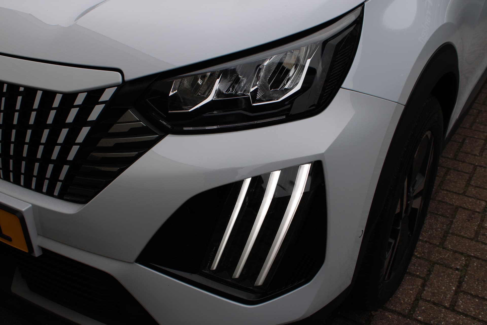 Peugeot 2008 1.2T Allure Pack thumbnail 33