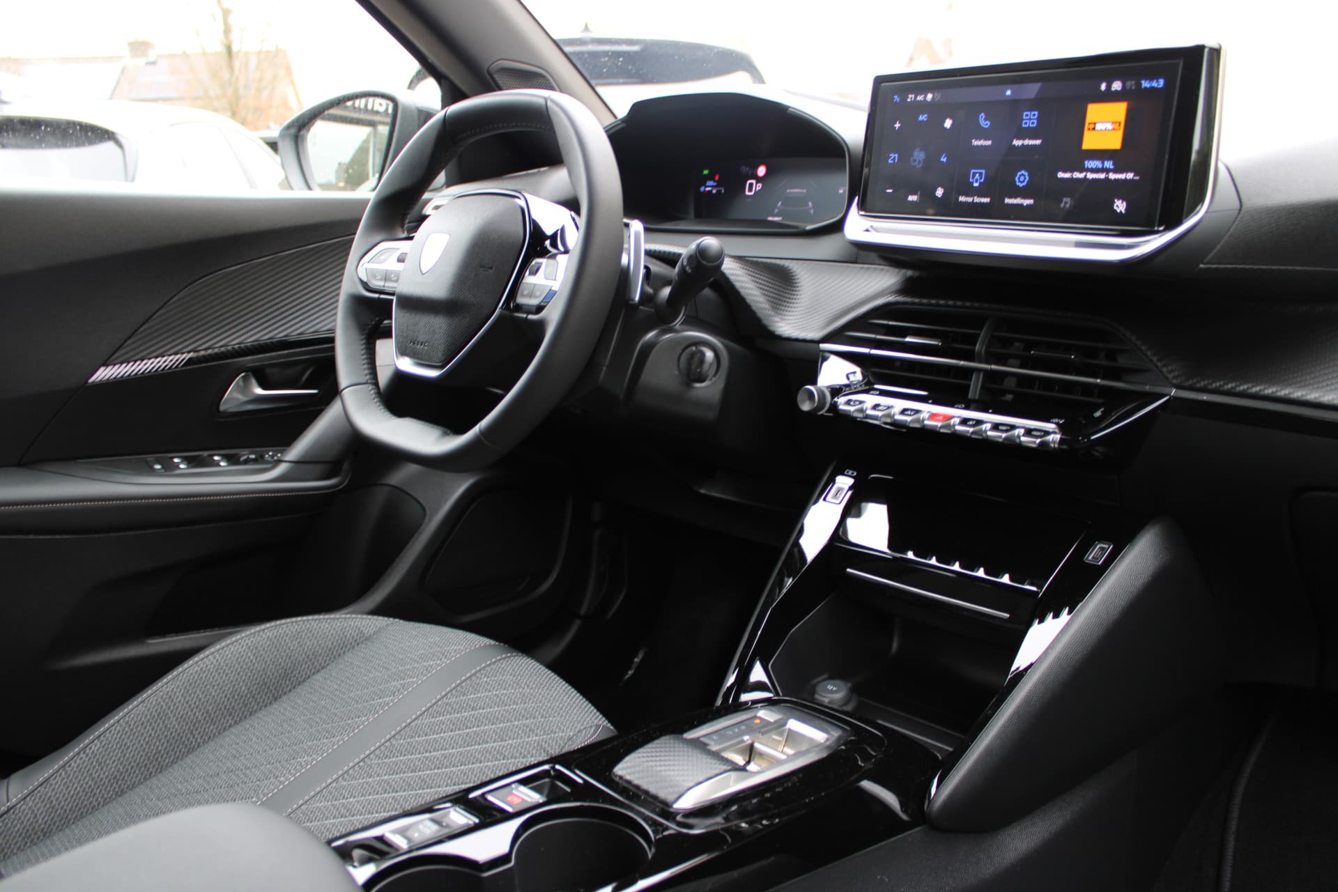 Peugeot 2008 1.2T Allure Pack thumbnail 6