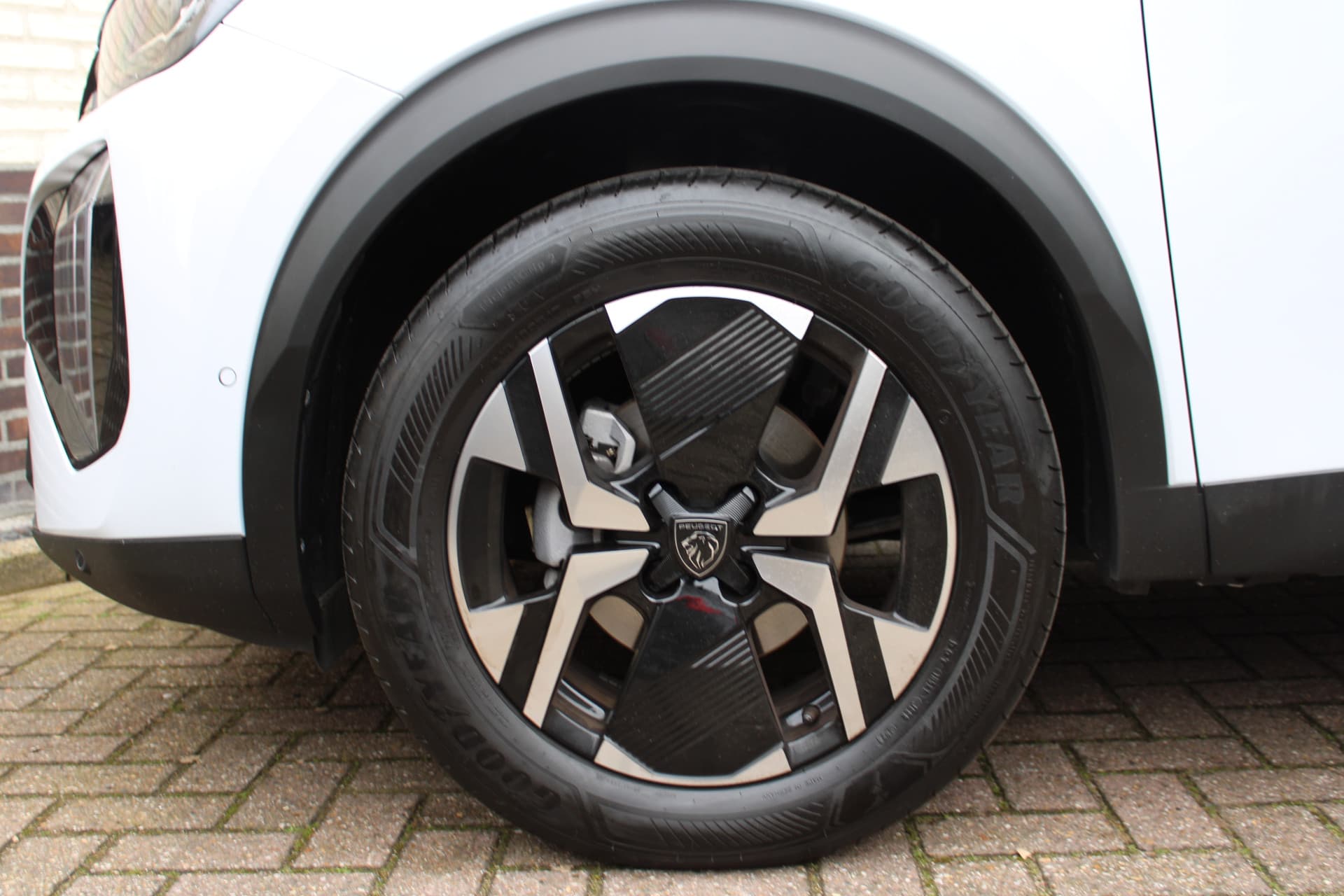 Peugeot 2008 1.2T Allure Pack thumbnail 7