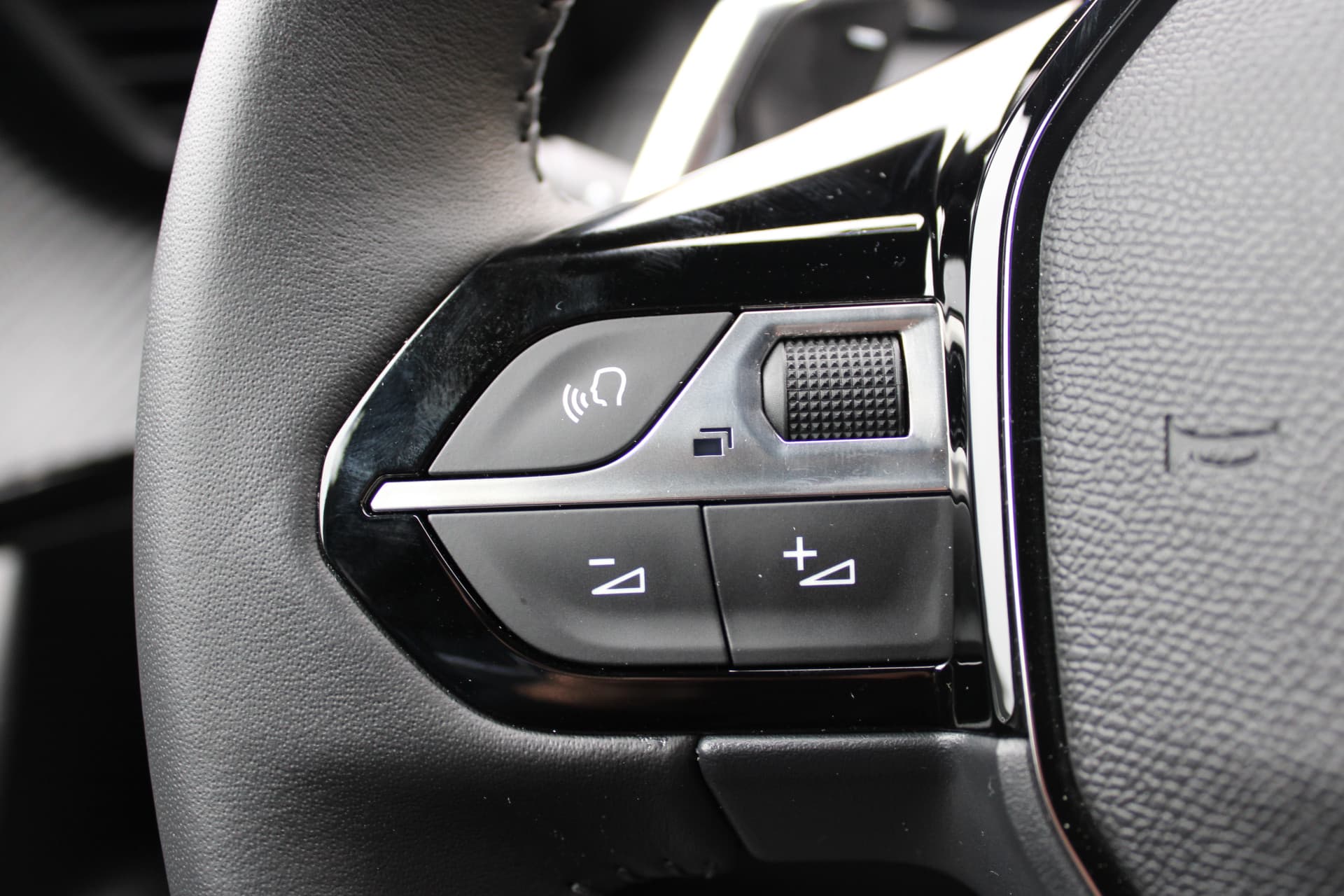 Peugeot 2008 1.2T Allure Pack thumbnail 8