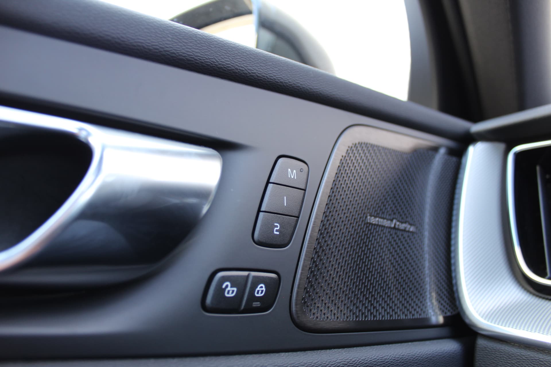 Volvo XC60 2.0 T6 PHEV Plus Black Edition thumbnail 13