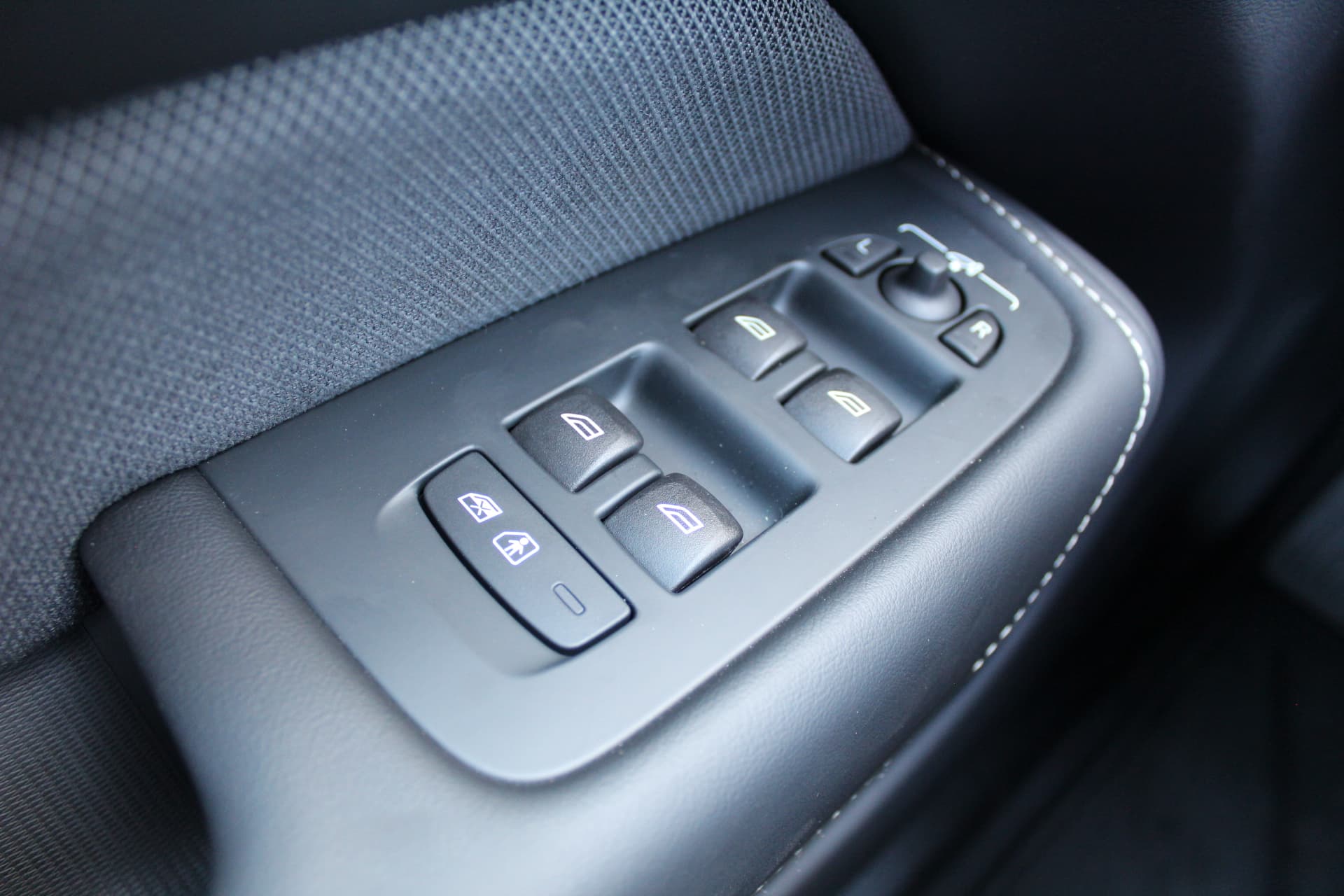 Volvo XC60 2.0 T6 PHEV Plus Black Edition thumbnail 15