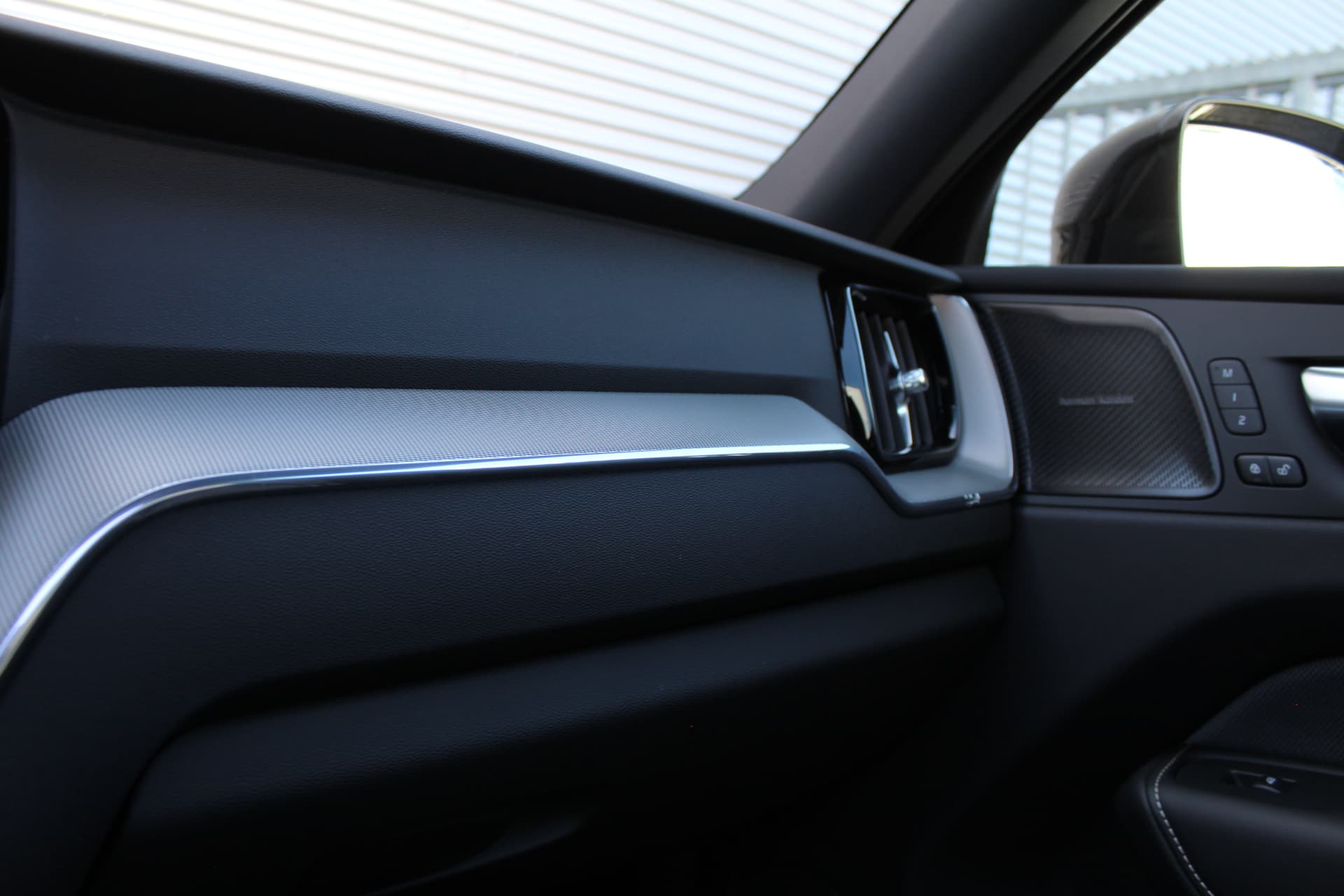 Volvo XC60 2.0 T6 PHEV Plus Black Edition thumbnail 16