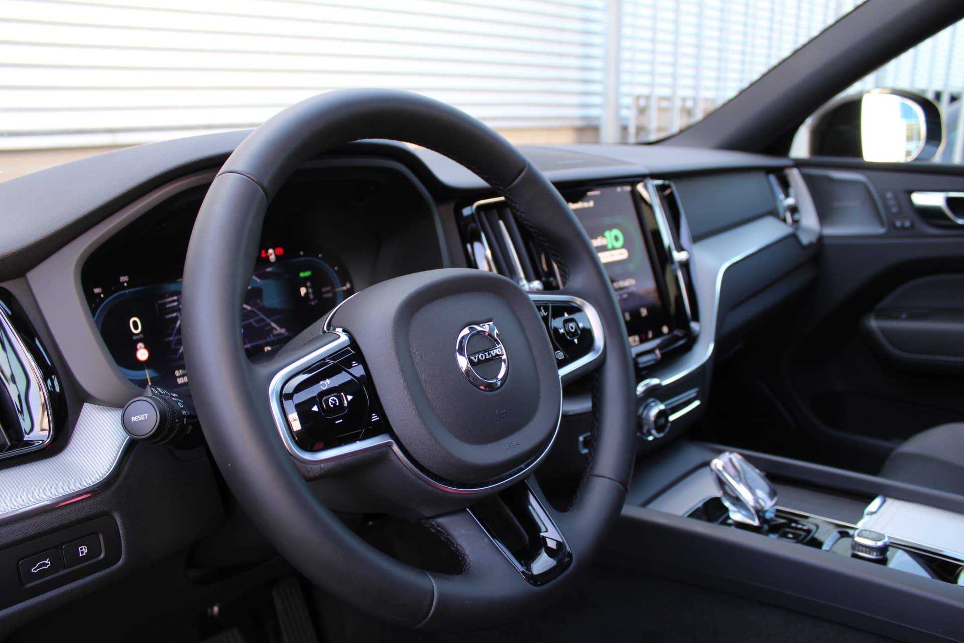 Volvo XC60 2.0 T6 PHEV Plus Black Edition thumbnail 4