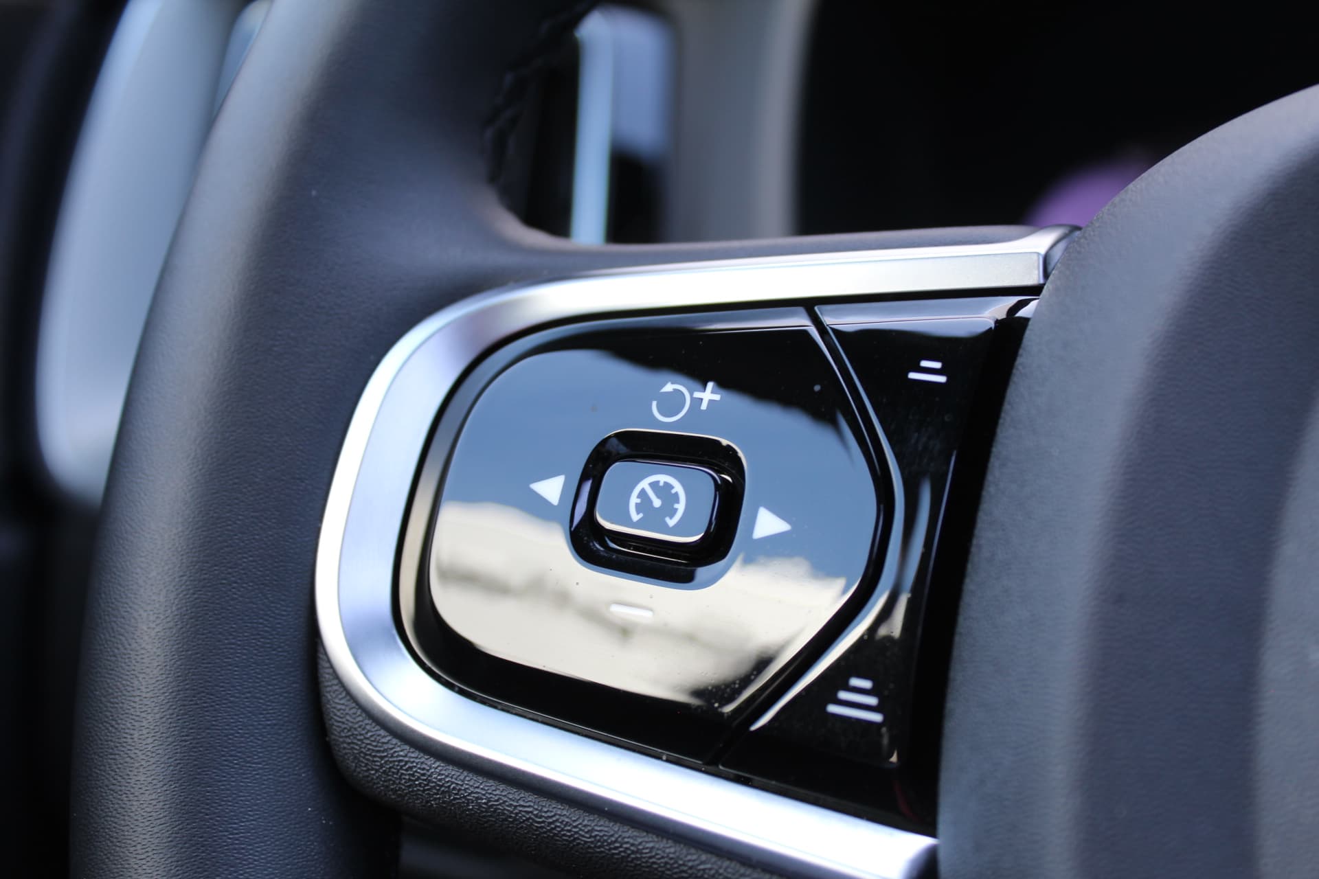 Volvo XC60 2.0 T6 PHEV Plus Black Edition thumbnail 8