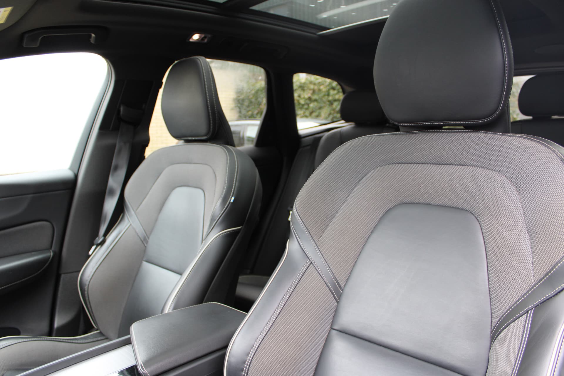 Volvo XC60 2.0 Recharge T6 AWD R-Design thumbnail 14