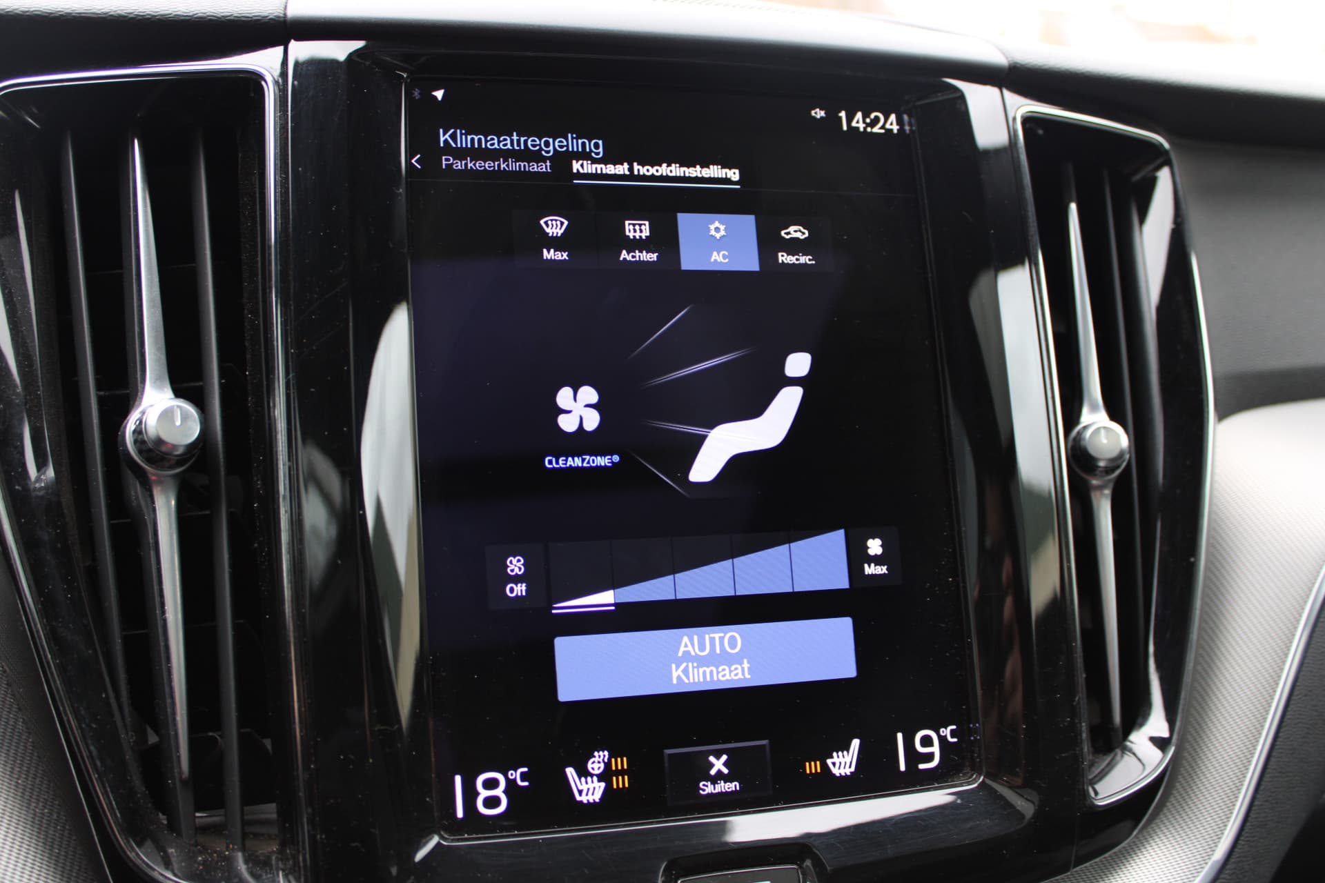 Volvo XC60 2.0 Recharge T6 AWD R-Design thumbnail 17