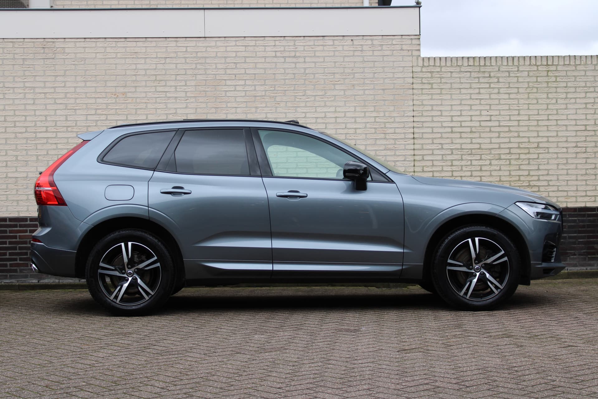 Volvo XC60 2.0 Recharge T6 AWD R-Design thumbnail 2