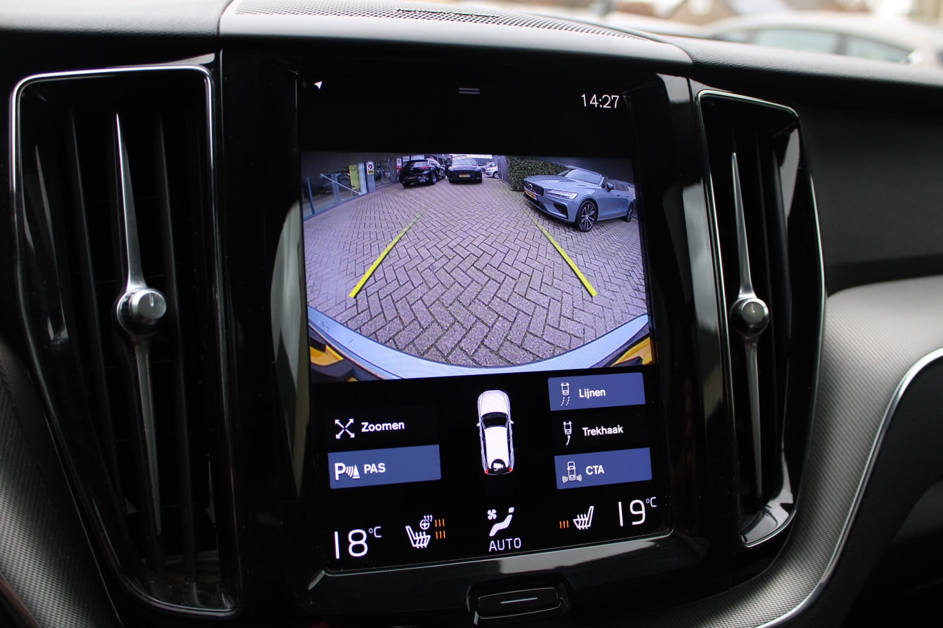 Volvo XC60 2.0 Recharge T6 AWD R-Design thumbnail 22