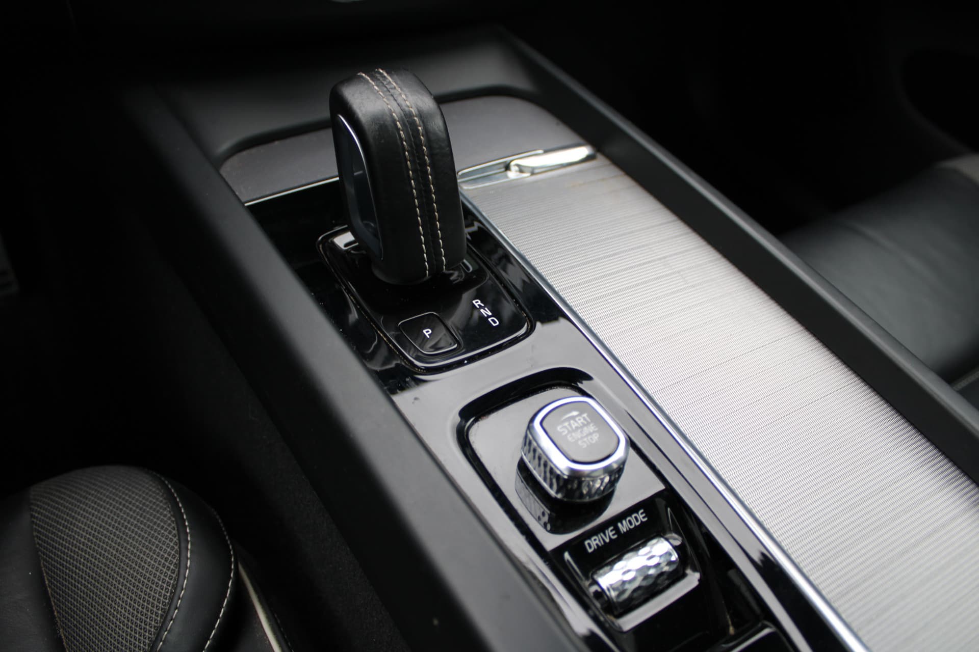 Volvo XC60 2.0 Recharge T6 AWD R-Design thumbnail 25