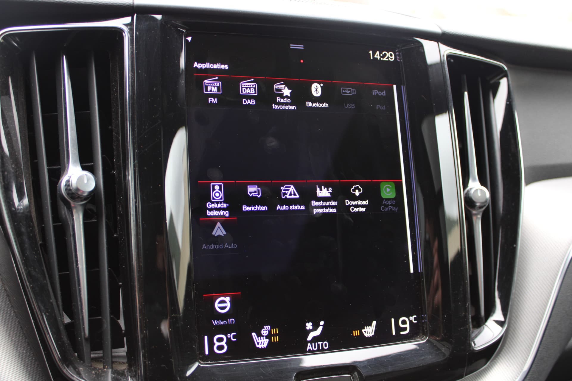 Volvo XC60 2.0 Recharge T6 AWD R-Design thumbnail 27