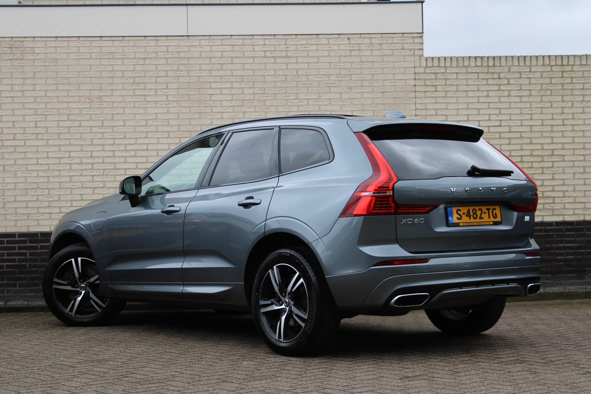 Volvo XC60 2.0 Recharge T6 AWD R-Design thumbnail 3