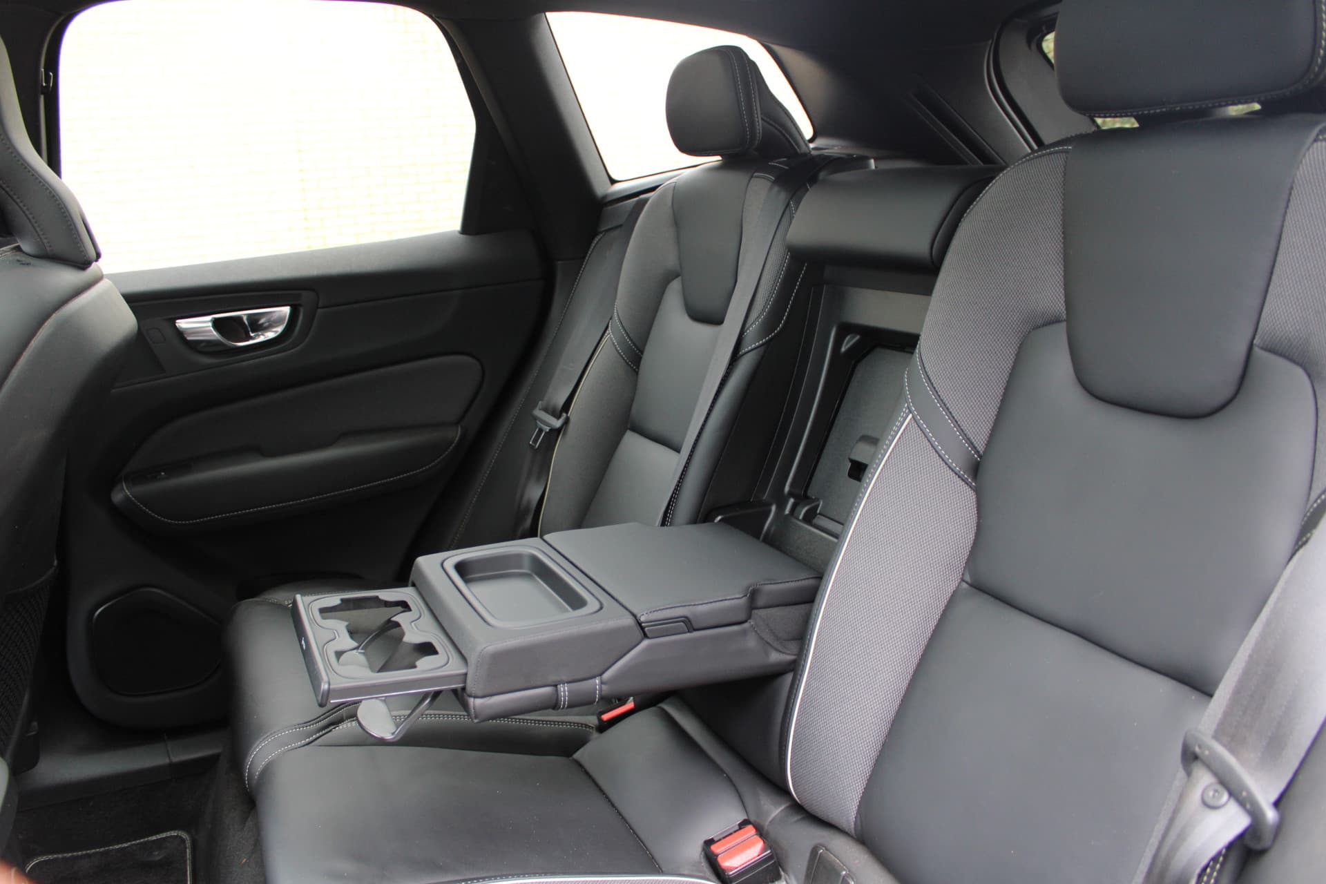 Volvo XC60 2.0 Recharge T6 AWD R-Design thumbnail 31