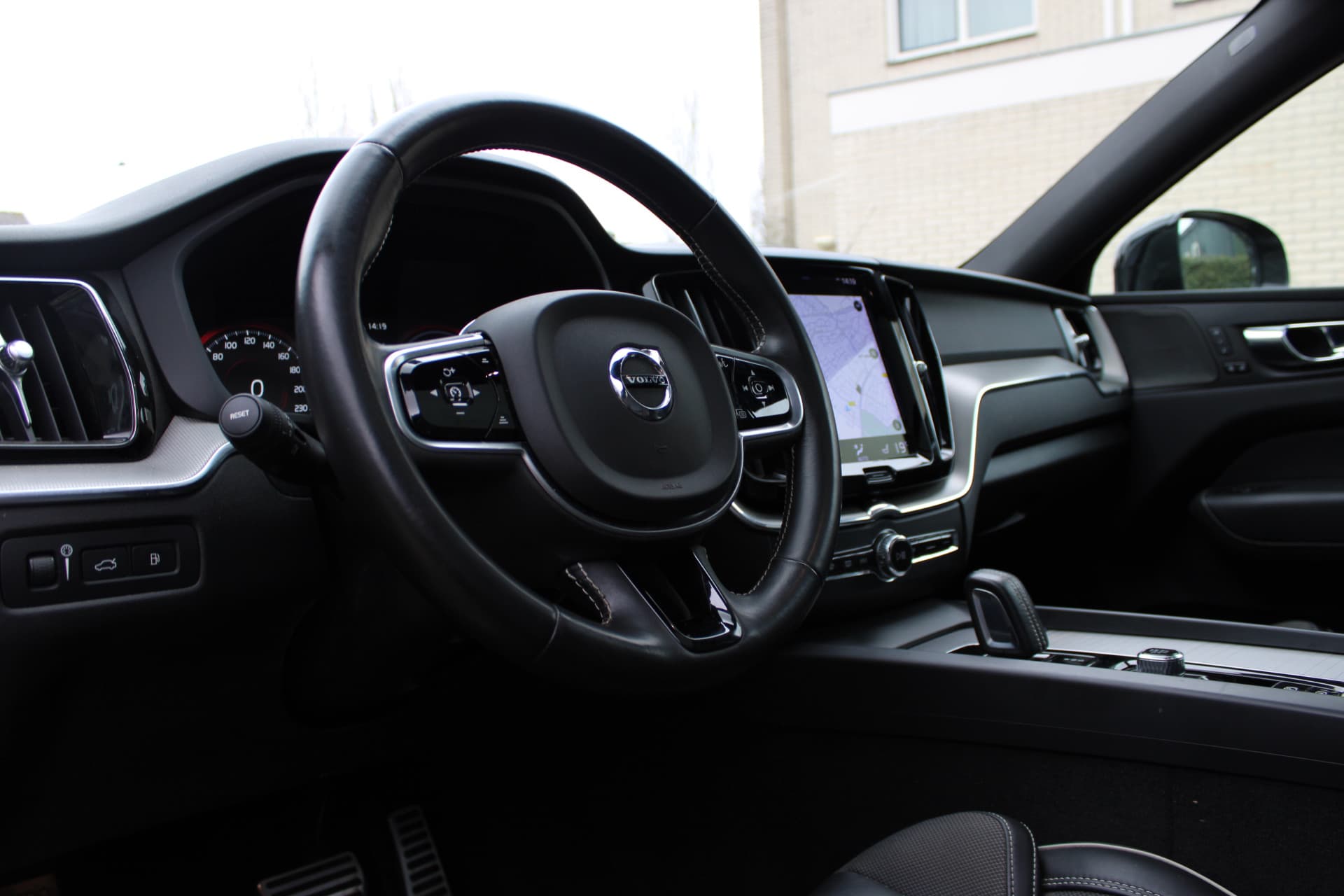 Volvo XC60 2.0 Recharge T6 AWD R-Design thumbnail 4