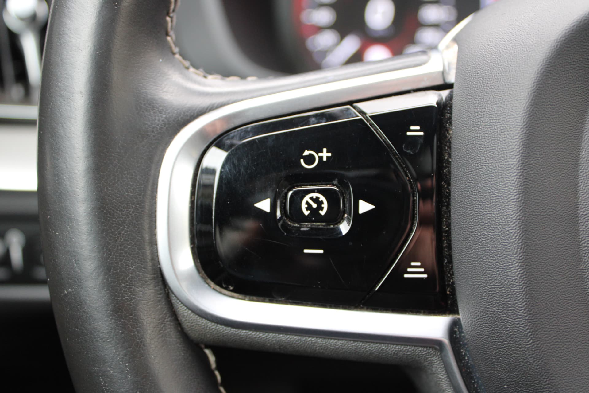 Volvo XC60 2.0 Recharge T6 AWD R-Design thumbnail 8