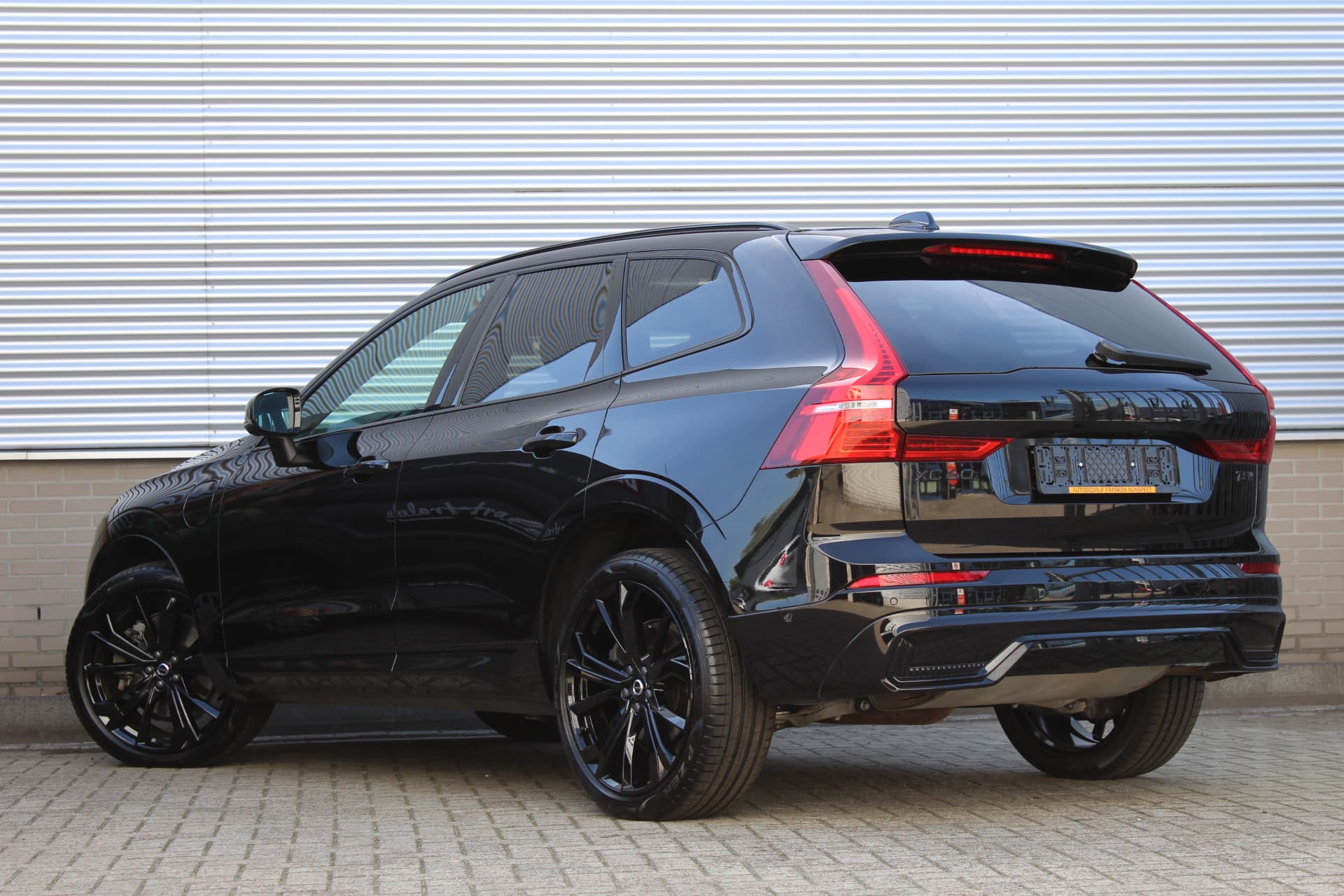 Volvo XC60 2.0 T6 PHEV Plus Black Edition thumbnail 3