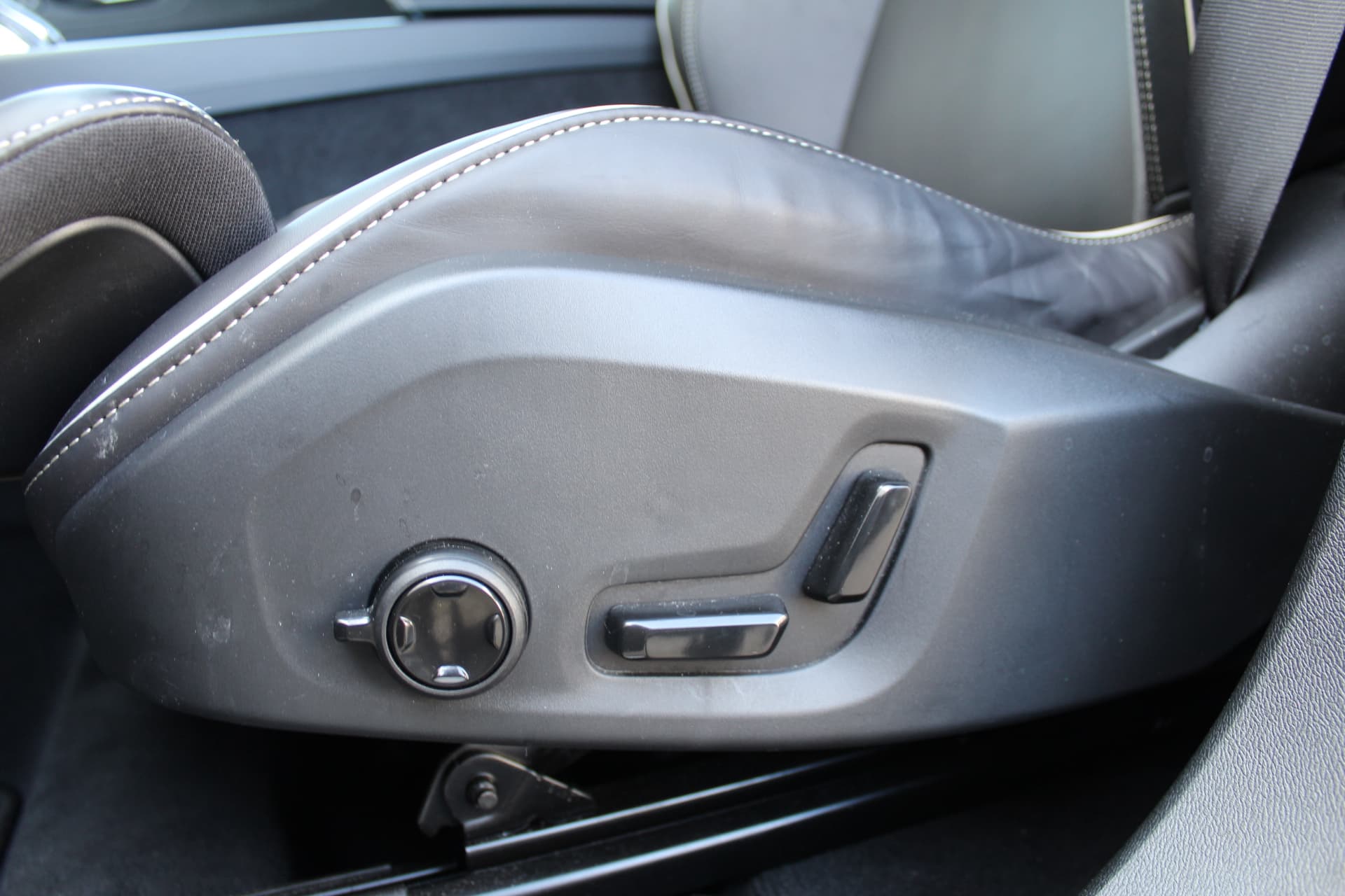 Volvo XC60 2.0 T6 PHEV Plus Black Edition thumbnail 23